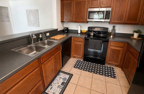 Euless House | Oak & Yellow-2b2b, remote work, ATT stdm, wifi