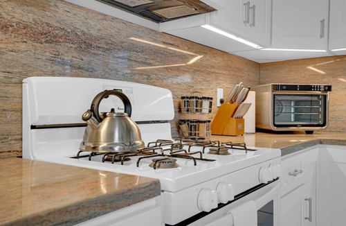 Silver Strand House | Ocean just Steps Away! Family and Pet-Friendly