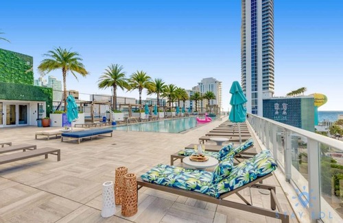 Hollywood South Central Beach Apartment | Oceanfront View - Balcony - Hot Tub - Gym