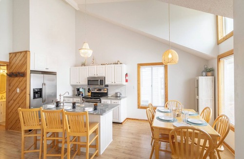 Ocean Sands Condo | Oceanside Corolla townhome w/community beach access, pool & tennis!