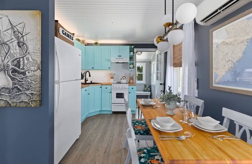Villas Apartment | Octopus Cottage: Hot Tub | Kayaks | Fire Pit