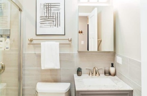Lake View East House | OD5 Fully Furnished Studio + WiFi Amazing Deal!