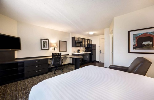 Warrenville Resort | Offering Spectacular Stay! Full Kitchen, Pet-friendly, Near Cantigny Golf Club!