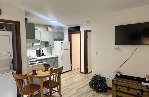Springfield Apartment | Old Aristocracy Hill 1BR Quiet Apartment Downtown!