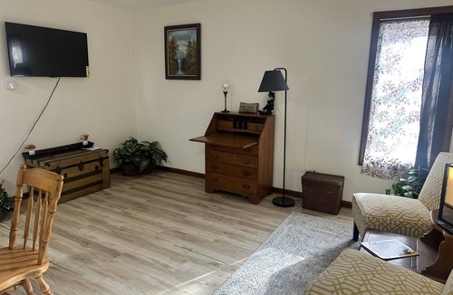 Springfield Apartment | Old Aristocracy Hill 1BR Quiet Apartment Downtown!