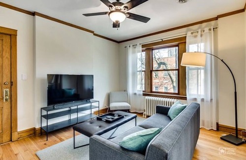 Old Town Triangle Condo | Old town vintage 2 bedroom