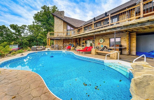 Ottawa Cabin | Ottawa Cabin: Hot Tub, Wraparound Deck, Games