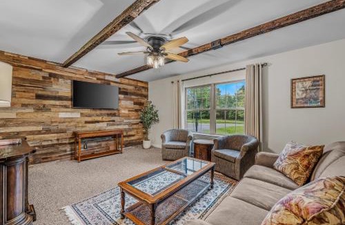 Berkeley Springs House | Otter Manor - WIFI|Fire Pit|Gameroom|Private Trail