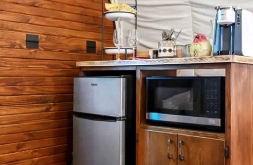 Satin House | Outstanding Secluded Riverfront Caravan in Chilton, Texas
