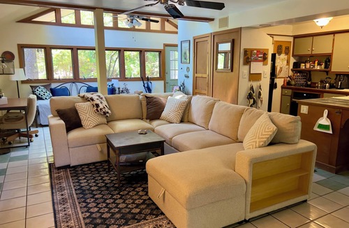 Carbondale House | Owl's Nest is a perfect getaway in the woods with lakes nearby. Pet friendly!