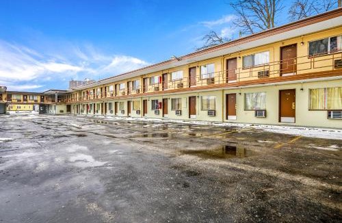 Peoria Hotel | OYO Hotel Downtown Peoria I-74