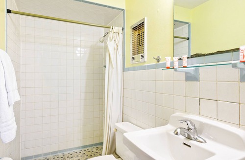 Peoria Hotel | OYO Hotel Downtown Peoria I-74