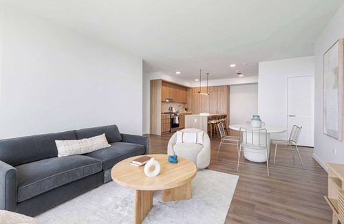 The Loop Apartment | Panoramic Lake Views: Premier Amenities for Groups