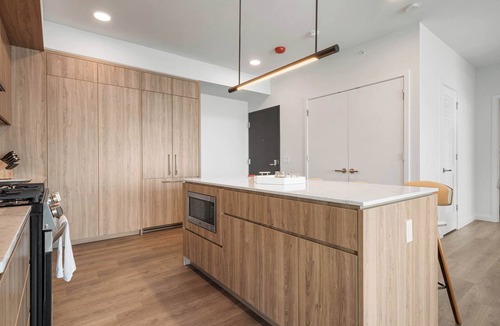 The Loop Apartment | Panoramic Lake Views: Premier Amenities for Groups