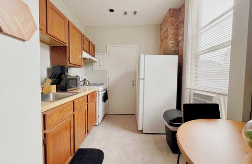 Sheffield and DePaul Apartment | Paradise 1BR Apt in Lincoln Park
