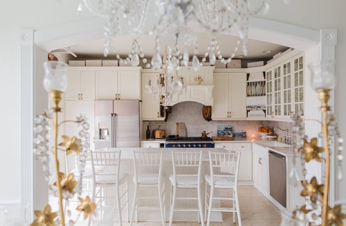 Lakeview House | Paris Chic, walk to Wrigley, Lake, Southport, Parking included