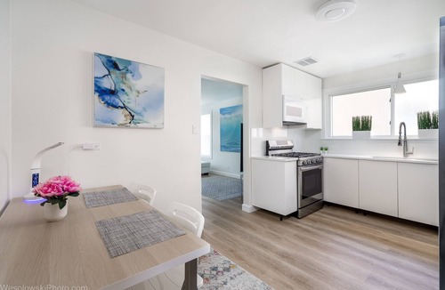 Skokie Condo | Parking, Private Balcony Near Universities, NAPA, Ravinia & Train to Chicago