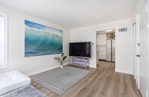 Skokie Condo | Parking, Private Balcony Near Universities, NAPA, Ravinia & Train to Chicago