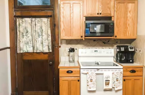 Beardstown Apartment | Parkview Beardstown Home with a View 3-Bedroom, WiFi, A/C, Full Kitchen & Dining