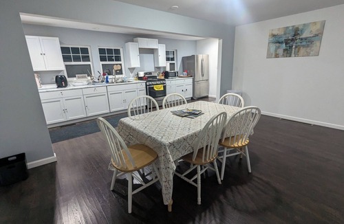 East Moline House | Peaceful 4-bedroom house, sleeps 9, with WiFi and AC in East Moline
