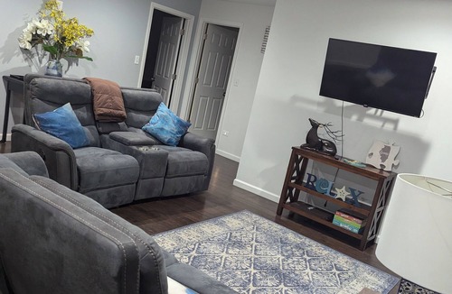 East Moline House | Peaceful 4-bedroom house, sleeps 9, with WiFi and AC in East Moline