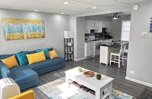 East Hazel Crest Apartment | Peaceful and comfy home away from home in the ‘burbs oasis
