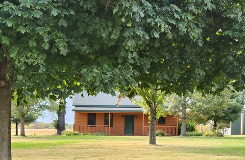 Jerseyville Cabin | Peaceful cozy cabin, with fireplace, on 30 acre farm. Near wineries and shopping