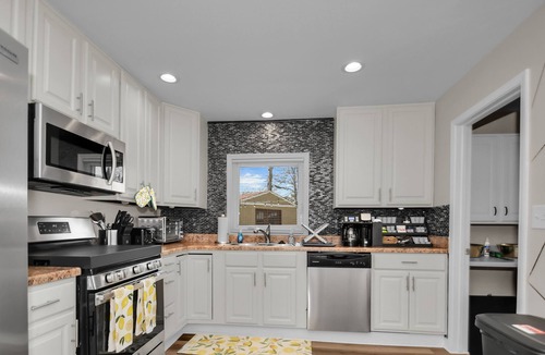 Lake Villa House | Peaceful Family & Fur-Friendly home near Navy Base, Gurnee Mills, Six Flags.