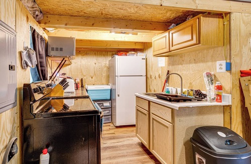 Barnhill Apartment | Peaceful Hunting Cabin < 3 Mi to Sam Dale Lake!