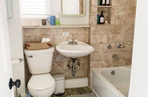 West Town Apartment | Peaceful Living-2Bdrm/2Bath w/Private Parking, WiFi-Work Station-Wicker Park!