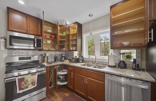 Cragin Apartment | Peaceful Oasis - Captivating Six-Bedroom Escape
