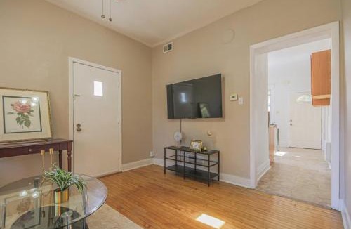 Forest Park Apartment | Peaceful One Bedroom Home near Chicago