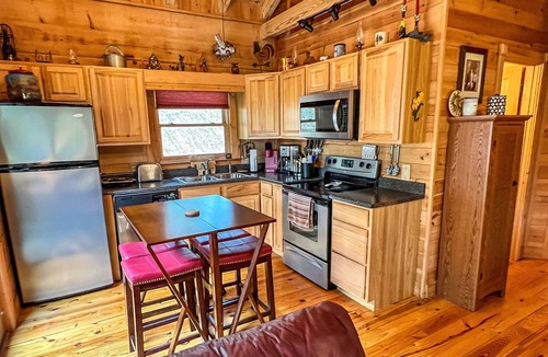 West Jefferson Cabin | Peaceful Paradise - Log Cabin W/Fire Pit, Gas F/P & WiFi