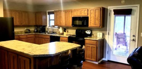 Calico Rock House | Peaceful Paradise: Cabin Getaway with Unmatched River Views in Arkansas
