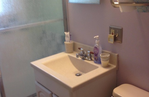 Urbana House | Peaceful Slumber/Free Parking and Wi-Fi