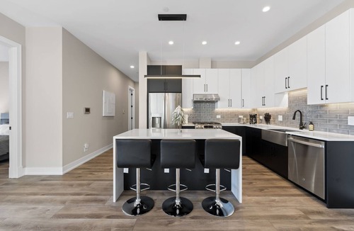 Lower West Side Apartment | Penthouse 3bd/2ba New Chicago Condo w/Balcony