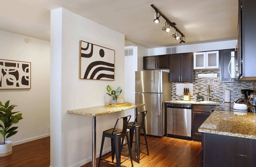 Streeterville Apartment | Penthouse Corner 3BR in Streeterville | Roof Deck