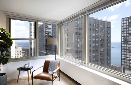 Streeterville Apartment | Penthouse Corner 3BR in Streeterville | Roof Deck