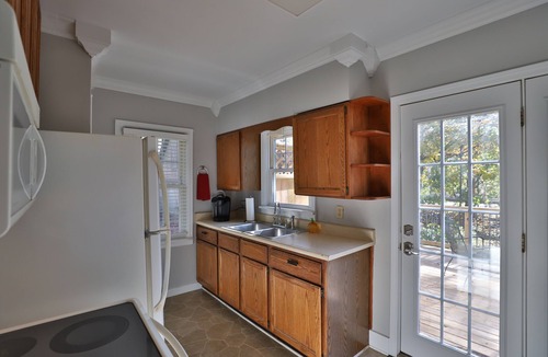 Peoria House | Peoria Heights Haven on the Trail- A Wooded Retreat Close to the Restaurants
