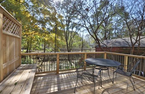 Peoria House | Peoria Heights Haven on the Trail- A Wooded Retreat Close to the Restaurants