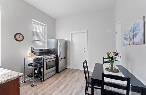Lower West Side Apartment | Perfect 2BD/1BA FREE Garage Parking/Laundry in Pilsen. Minutes to downtown.