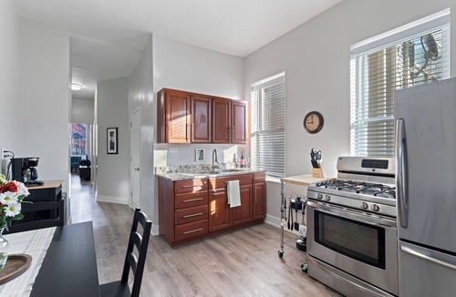 Lower West Side Apartment | Perfect 2BD/1BA FREE Garage Parking/Laundry in Pilsen. Minutes to downtown.