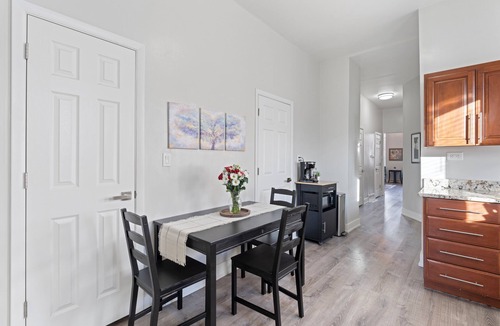 Lower West Side Apartment | Perfect 2BD/1BA FREE Garage Parking/Laundry in Pilsen. Minutes to downtown.