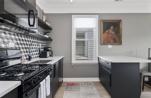 Pilsen Apartment | Perfect for a Hip and Romantic Getaway - This Chic Studio Offers the Best of the City by AllSet Turnover