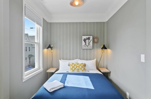 Pilsen Apartment | Perfect for a Hip and Romantic Getaway - This Chic Studio Offers the Best of the City by AllSet Turnover