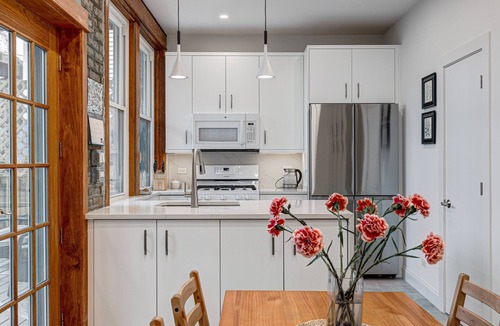 Edgewater Beach Condo | Perfect for Groups! Steps to the Beach and Room for All! Enjoy All Andersonville Has to Offer! by AllSet Turnover