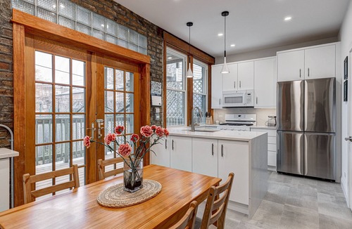 Edgewater Beach Condo | Perfect for Groups! Steps to the Beach and Room for All! Enjoy All Andersonville Has to Offer! by AllSet Turnover