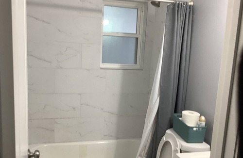 Waukegan House | Perfect for Navy Graduates, leisure, business