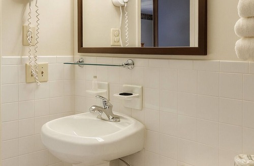 Campbelltown Hotel | Perfect Palmyra Escapade! Minutes to Hershey Trolley Works, FREE Breakfast
