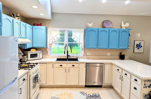 Hoffman Estates Other | Pet/Family Friendly Farmhouse: Sleeps 10, Firepit, 1 Hour from CHI